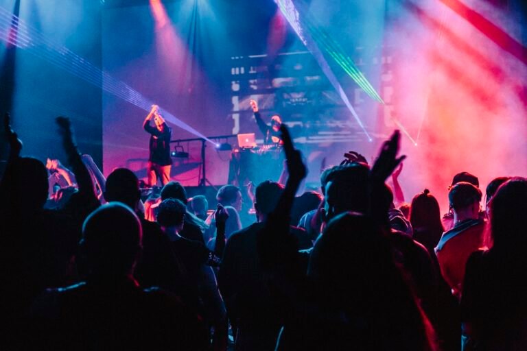 DMX verlichting instellen voor een show met gekleurde spots en moving heads